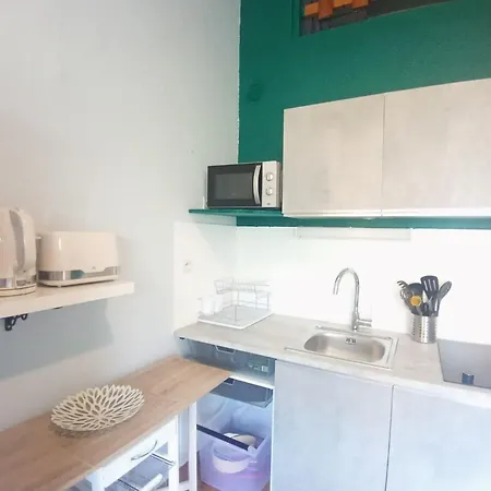 Charming 30 M With Balcony Near The Port Center *